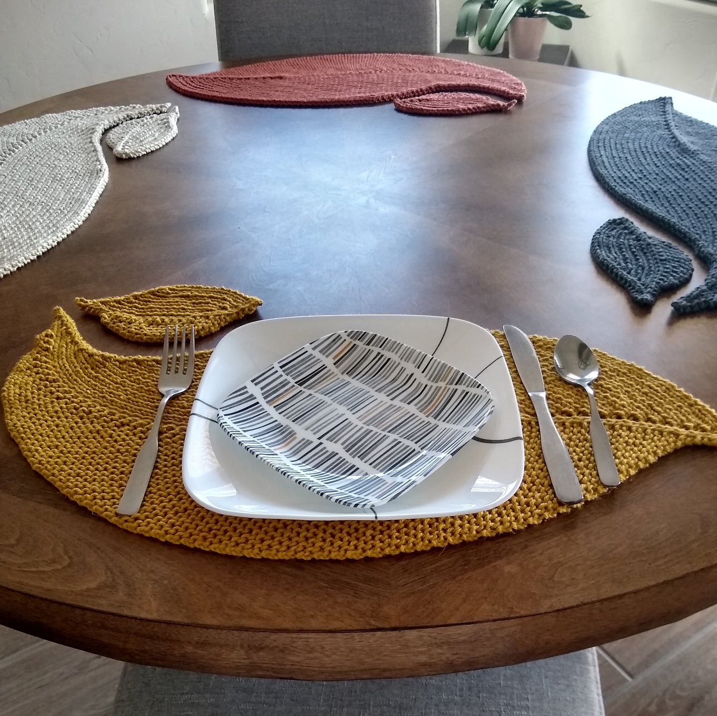 Leaf Placemat and Mug Mat Knitting Pattern